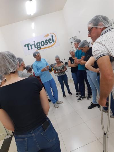 Alunos do CEEP de Laranjeiras do Sul conhecem processo de industrialização da farinha Trigosel